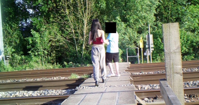 Unsafe behaviour at Wantage Rd level crossing 2- May 2025: Unsafe behaviour at Wantage Rd level crossing 2- May 2025