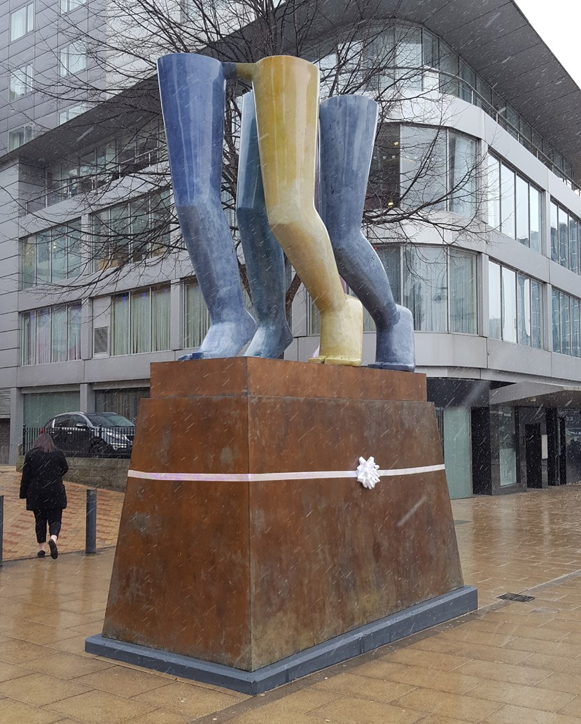 Leeds welcomes artwork from one of the regions foremost sculptors : legswalkingcitysquare.jpg