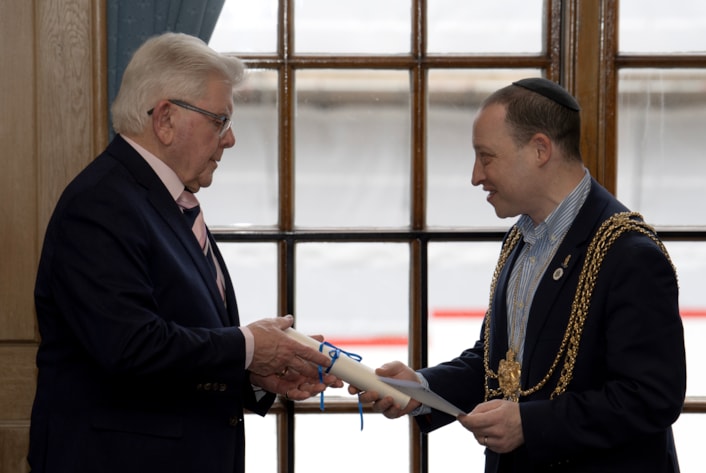 Tom McLoughlin-4: The Lord Mayor of Leeds, Councillor Dan Cohen, presents the 2026 Leeds Award to Tom McLoughlin in the Ark Royal room of Leeds Civic Hall.