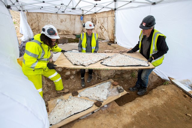 Archaeologists carefully transport pieces of mosaic © MOLA