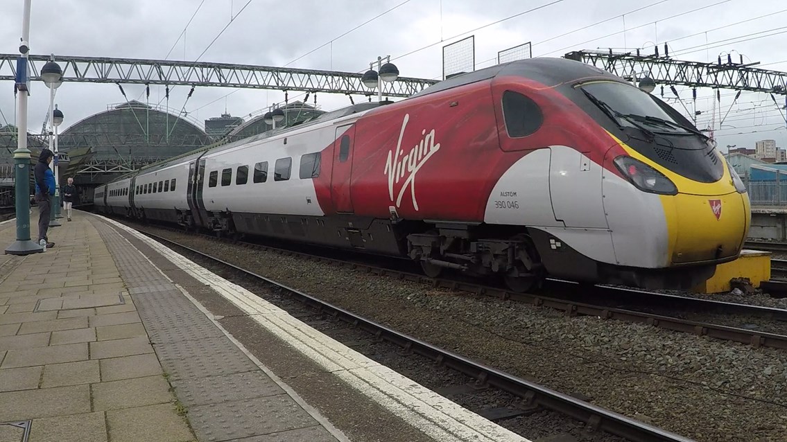 Manchester Piccadilly Virgin Train platform 3