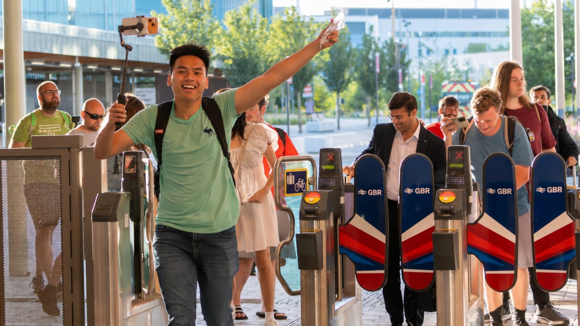 Passengers give first impressions of Cambridge South: Cambridge South has opened - HD image