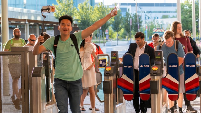Passengers give first impressions of Cambridge South: Cambridge South has opened - HD image