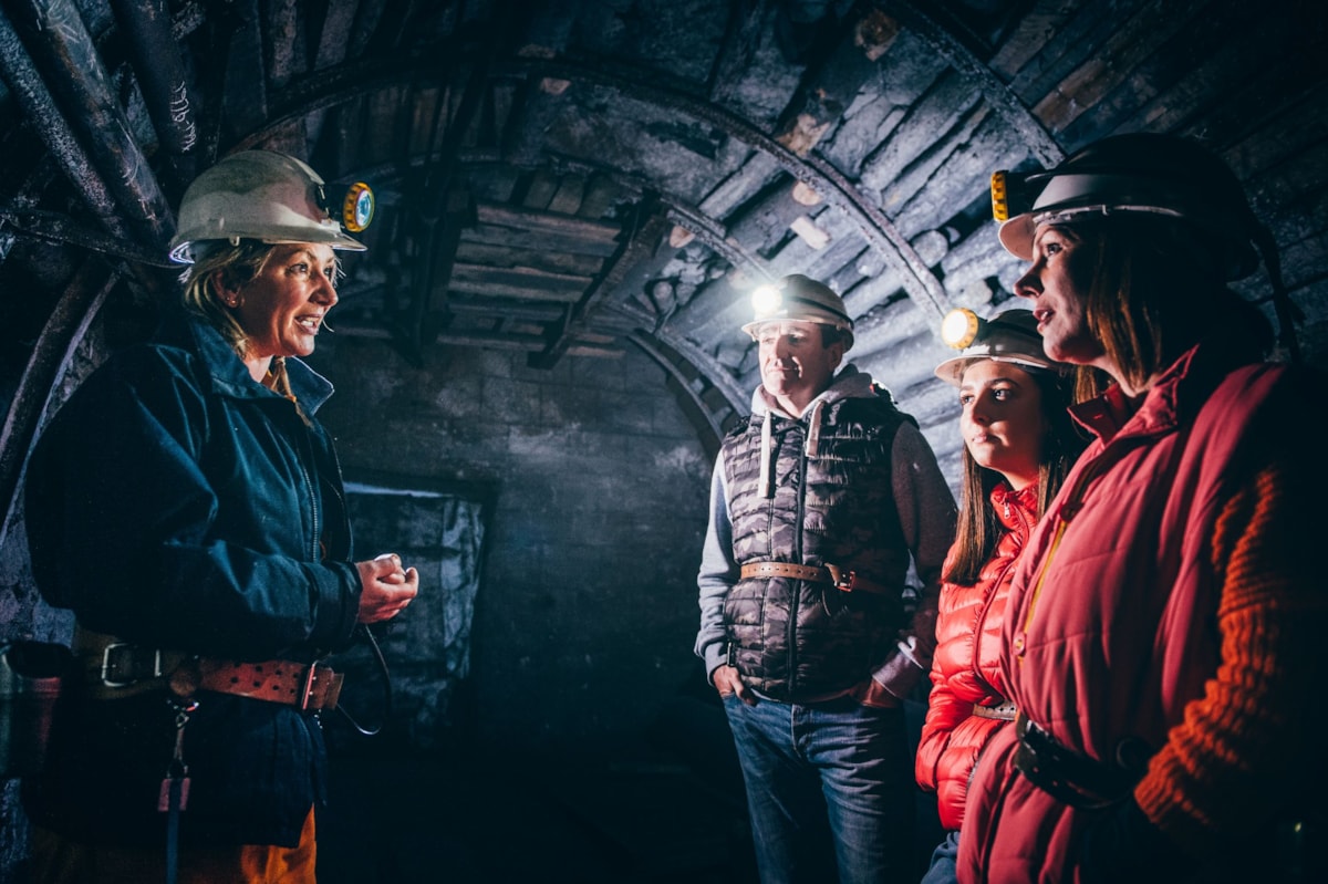 Mae teulu yn mwynhau y daith danddaearol yn Big Pit