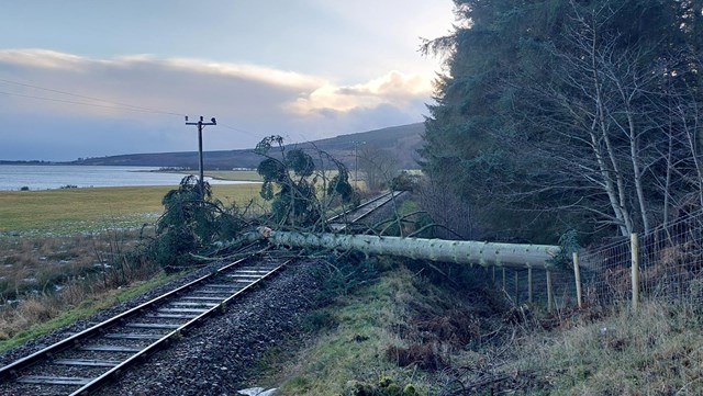 Rail services restarting but more severe weather to affect Tuesday’s trains: sorm isha wick line