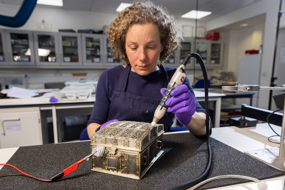 Conservator Diana de Bellaigue removes tarnish from the Mary, Queen of Scots casket. Copyright Duncan McGlynn (5)