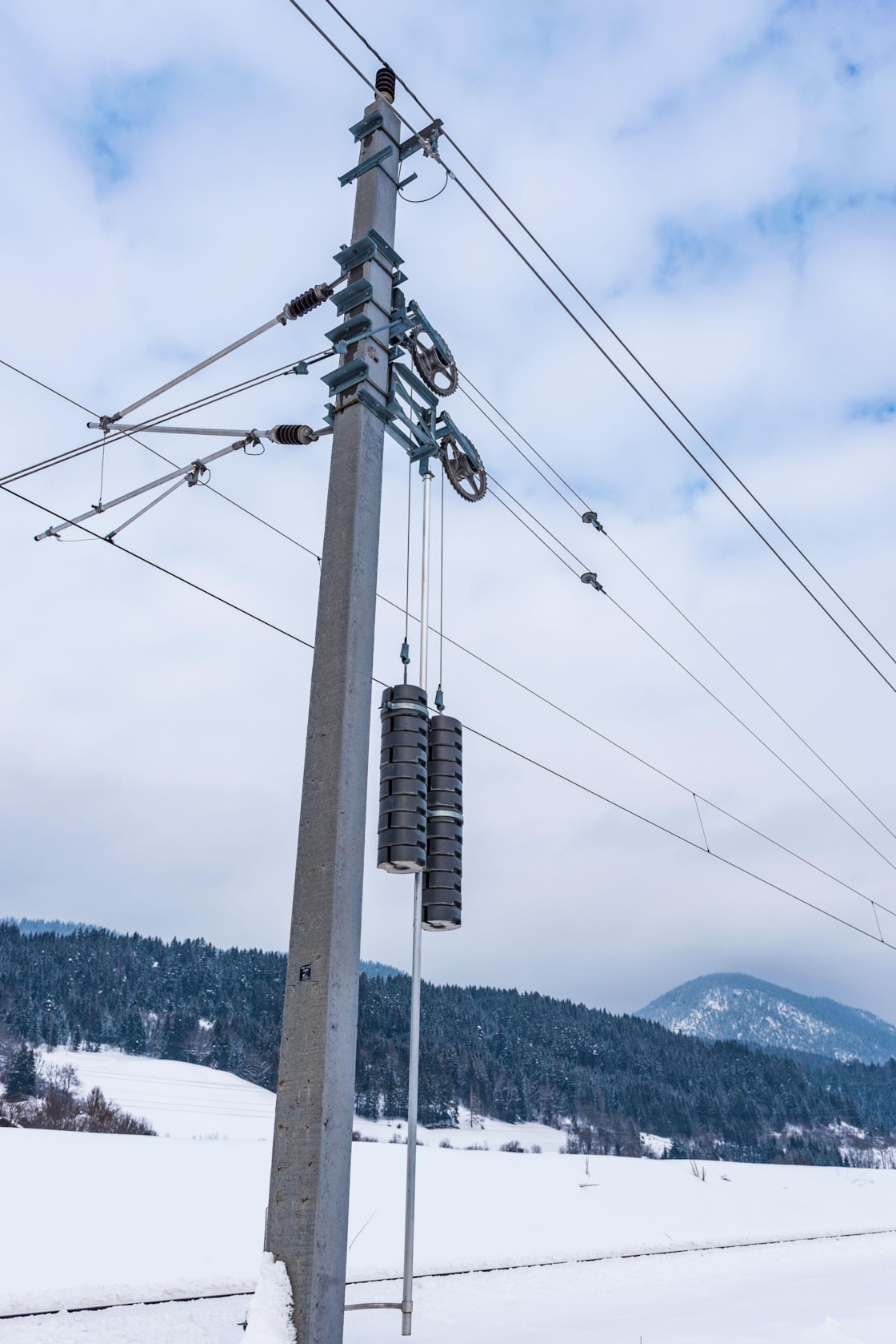 Overhead Catenary System counterweight: © Tomasz Koryl / Alamy Stock Photo