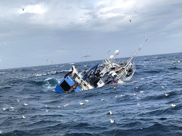 MAIB Report: Flooding and foundering of the fishing vessel Ocean Quest: OceanQuest Fig05 OceanQuestListingHeavilyToStarboardPriorToFoundering