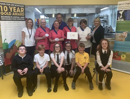 Hurlford Primary Catering team with pupils and Susan Forsyth from Environmental Health