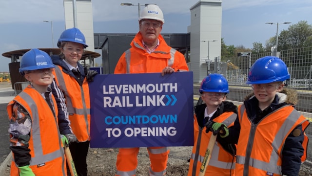 Fife Primary schools make history on new Levenmouth stations: David Torrance MSP and school kids at Cameron Bridge 2