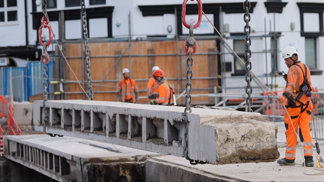 Greek Street bridge - out with the old, now it’s in with the new in Stockport: Murphy team lifting out a beam part
