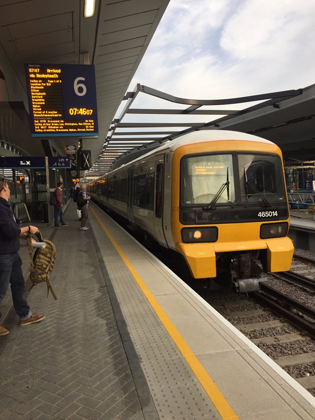 First train platform 6 London Bridge: First passenger train into platform 6 at London Bridge