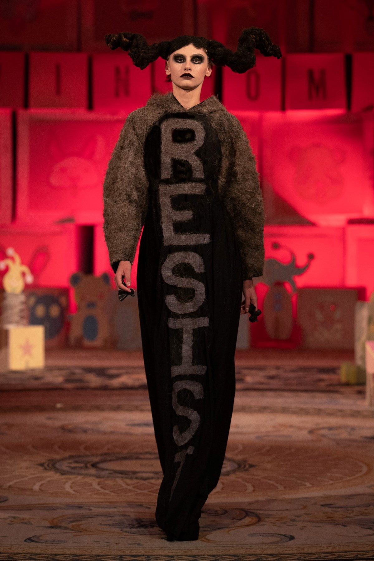 A model walks down the catwalk in the National Museums Scotland commission at London Fashion Week (February 2020). © VIN   OMI 