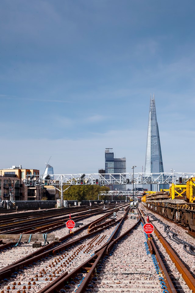 LondonBridgeTrackNov: The tracks approaching London Bridge are now complete. Lines 1-5 through London Bridge will be commissioned on 2 January 2018.