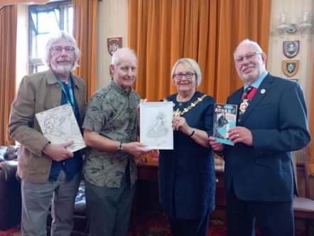 Former Round Oak steelworker gifts artwork to Mayor (group shot)