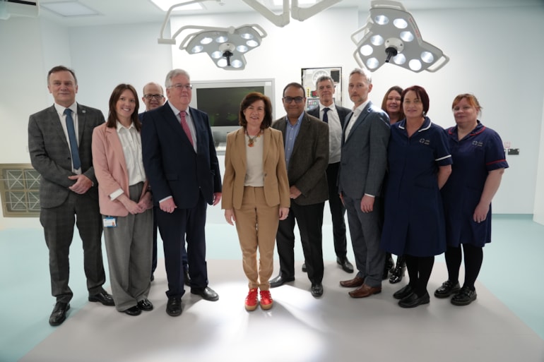 FM gets behind-the-scenes look at North Wales’ new orthopaedic centre