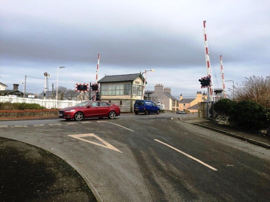 Valley level crossing: Cars must only cross when the barriers are up and the lights are not flashing