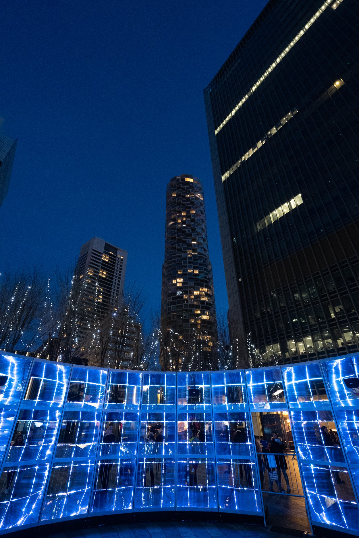 Light Night 2023: At The Tetley, artists Harriet Lumby and Alan Hayes will present Emergence, a new large-scale sculpture incorporating moving light and an original soundscape by the NYX: electronic drone choir. The installation is sponsored by Aire Park.