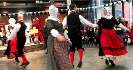 Danwsio Gwerin mewn gwisgoedd traddodiadol Cymreig