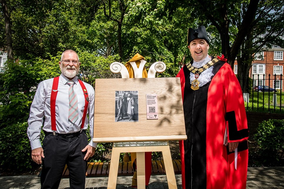 A plaque celebrating Bob Crossman, the first openly gay Mayor in the UK, is unveiled by his consort, Martin McCloghry, and current Islington Mayor Cllr Gallagher