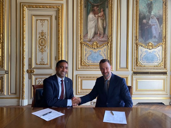 UK Space Agency and Axiom Space sign agreement on plans for historic human spaceflight mission: Tejpaul Bhatia, Chief Revenue Officer at Axiom Space (left) and Dr Paul Bate, Chief Executive of the UK Space Agency. Credit UK Space Agency