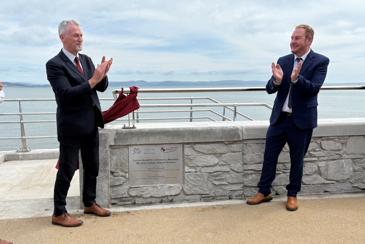 Deputy First Minister Huw Irranca-Davies and Rob Stewart Leader of Swansea Council at Mumbles promenade2