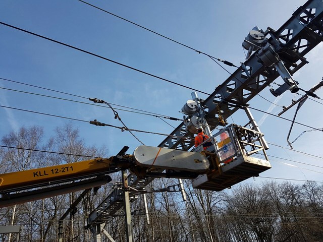 Rail passengers urged to check before they travel as investment in bigger, better railway continues over Easter: Shenfield overhead wire renewal