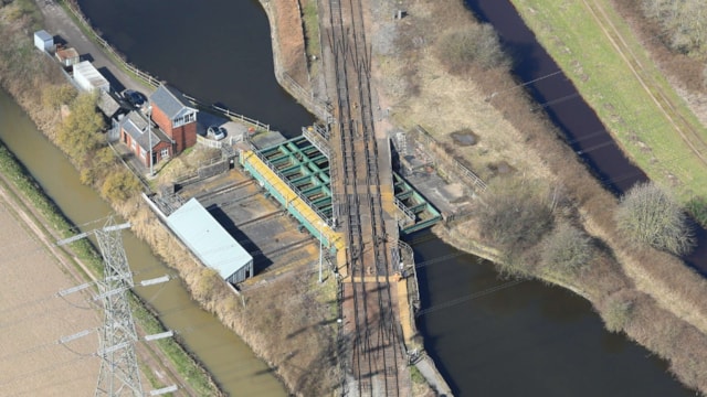 Canal users informed of urgent Scunthorpe railway bridge repairs: Keadby sliding bridge, Network Rail-2