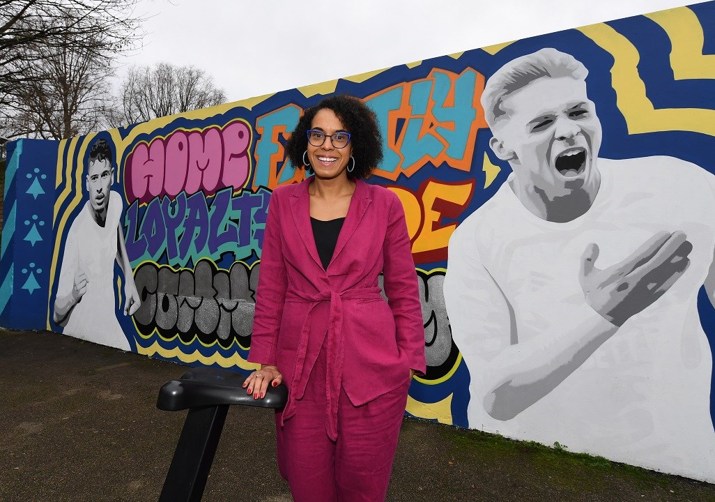 Council Leader Cllr Kaya Comer-Schwartz helps unveil a new mural at Rosemary Gardens, commemorating the No More Red campaign
