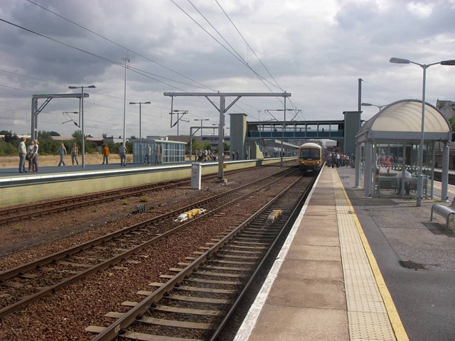 Cambridge island platform and footbridge