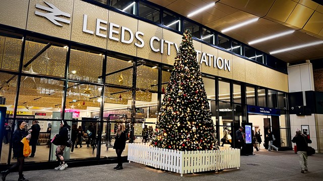 Rail warning for those travelling by train this Christmas: Leeds station Christmas tree 2022-2