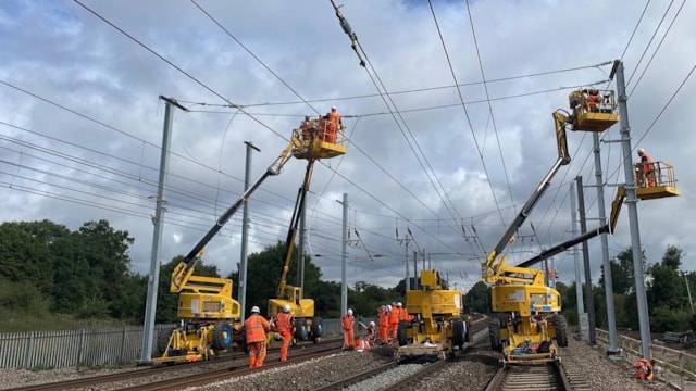 Engineers installing overhead lines as part of the Midland Mainline Upgrade, Network Rail: Engineers installing overhead lines as part of the Midland Mainline Upgrade, Network Rail