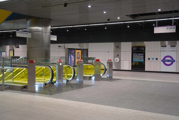 TfL Image - Canary Wharf Elizabeth line station transfers to TfL - concourse