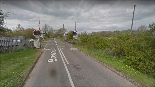 Broome Lane level crossing
