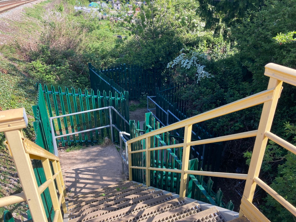 Jamaica Road level crossing steps with new fencing