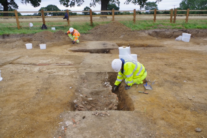 ELOR archive: Archaeologists excavate a drainage ditch with backfill of discarded late 18th to 19th century ‘rubbish’ items like broken pieces of ceramic or porcelain, animal bone, oyster shell, glass and fragments of building material. Credit Wessex Archaeology.