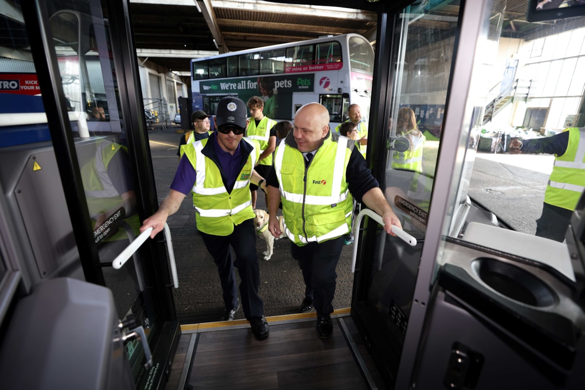 Lloyd Cole helps driver boarding with 'sim specs'