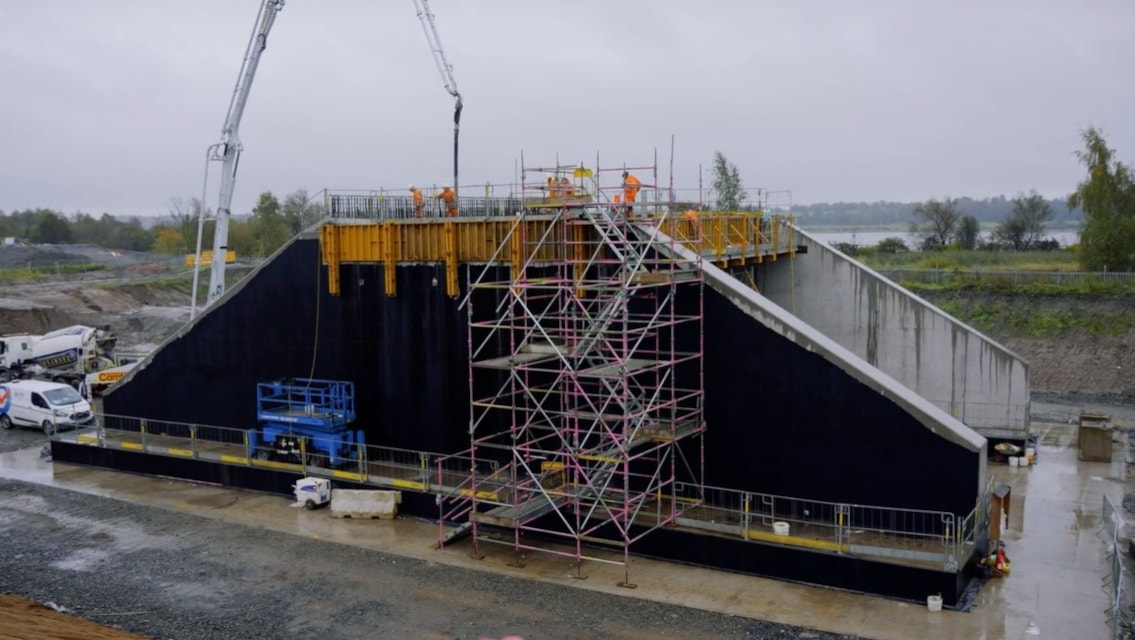 New railway bridge takes shape at former Exxon site in Bowling: Exxon Bowling bridge 2