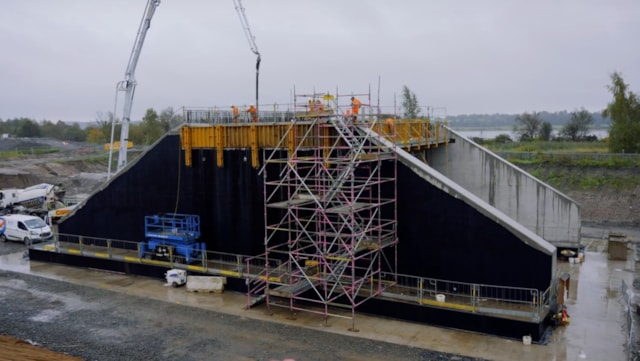 New railway bridge takes shape at former Exxon site in Bowling: Exxon Bowling bridge 2