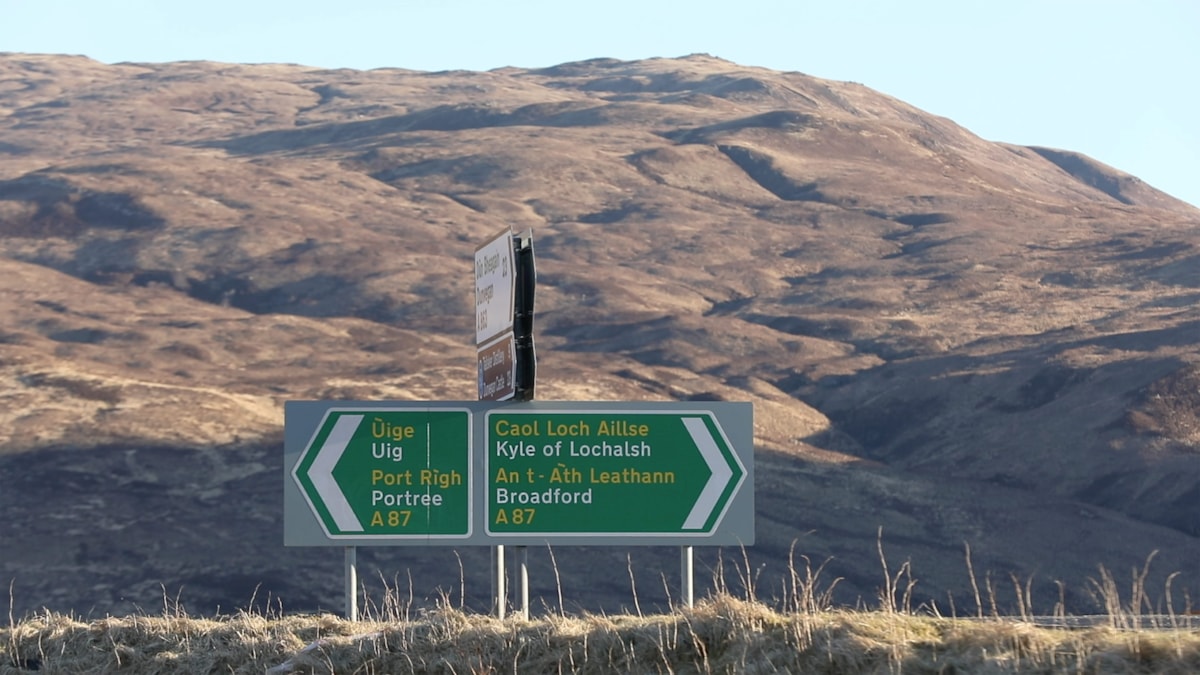 Dual-language road sign from the Isle of Skye