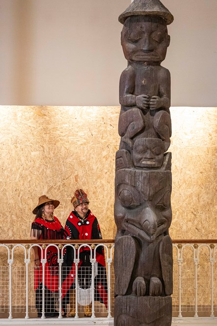 Delegates from the Nisga’a Nation (Pamela Brown and Chief Ni’isjoohl) with the Ni’isjoohl Memorial Pole. Image credit Duncan McGlynn (2)